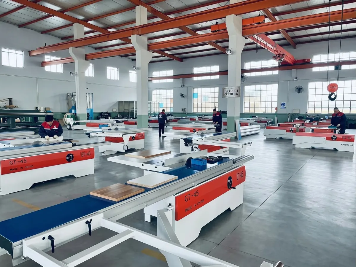 YongMao factory workshop producing automatic edge banding machines